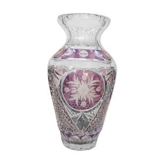 Vase en cristal taillé coloré