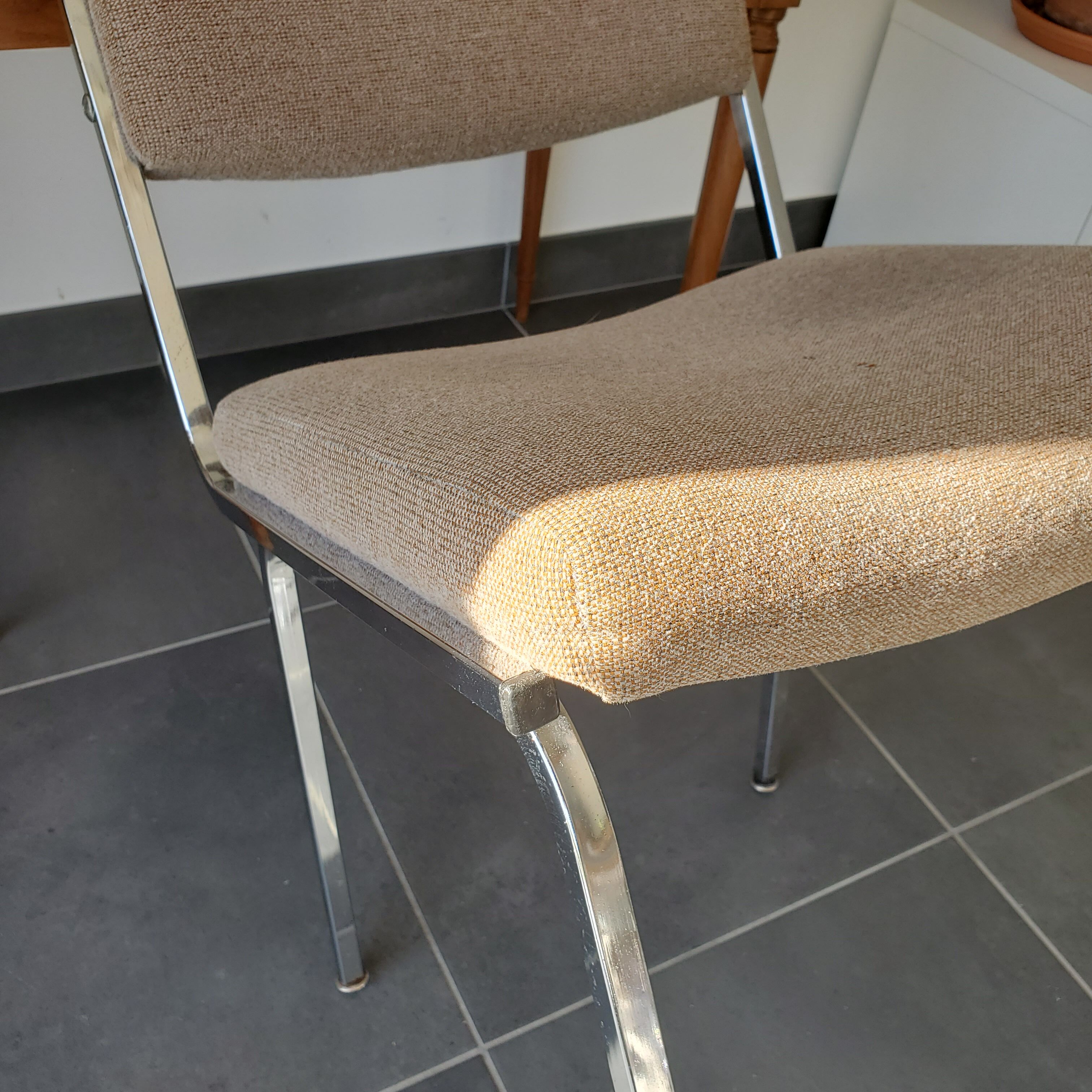 Chaise inclinée métal et assise tissu