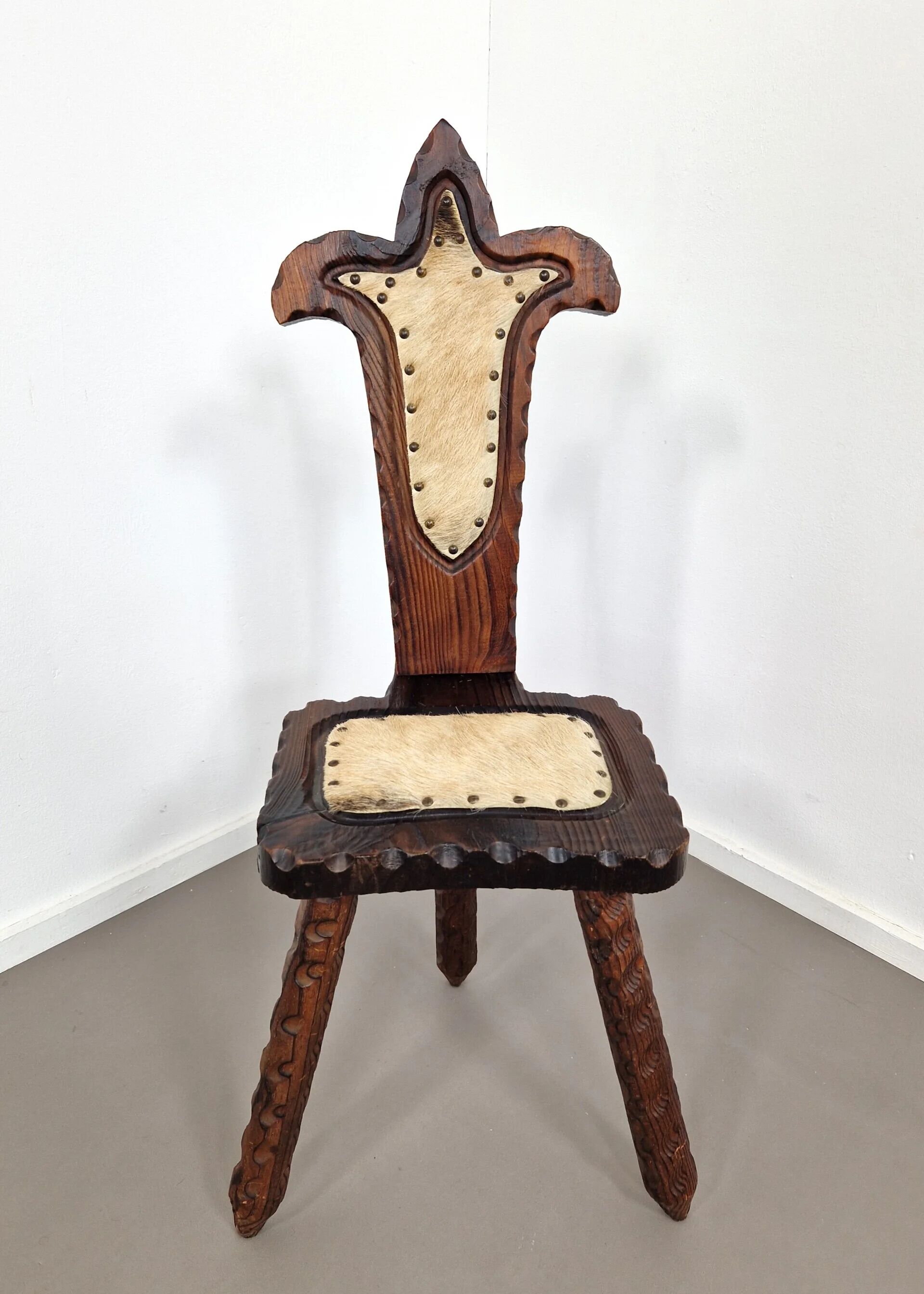 Spanish tripod stool | Cow hide