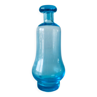 Carafe en verre bleu