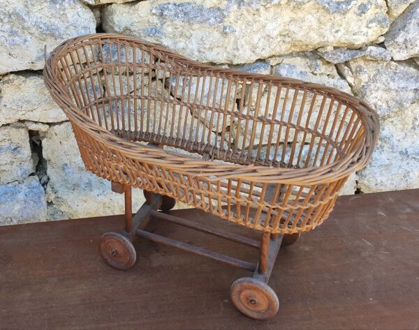 Ancien berceau en rotin à roulettes