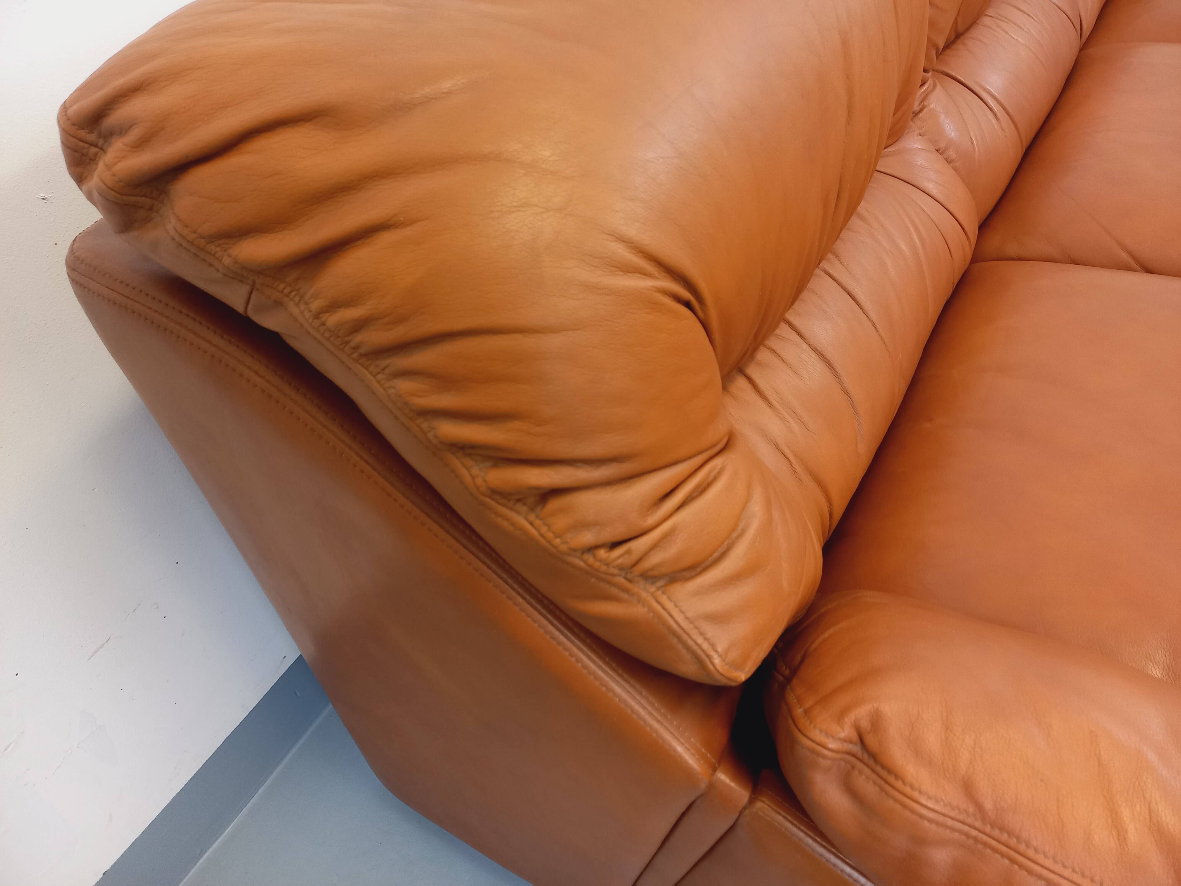 Vintage cognac camel leather canapé from the 1970s.