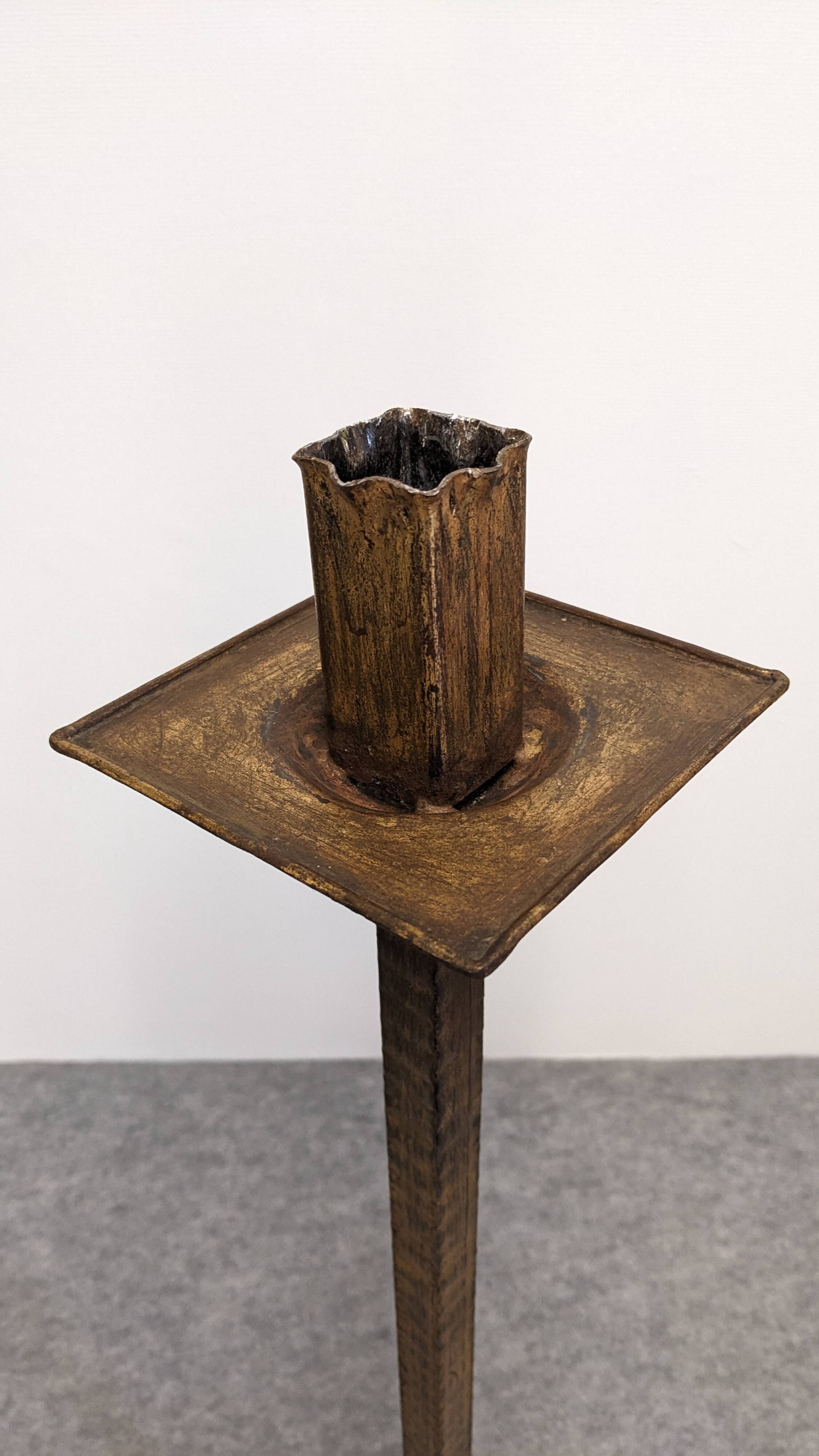 Bougeoir de sol brutaliste en acier martelé doré années 60/70