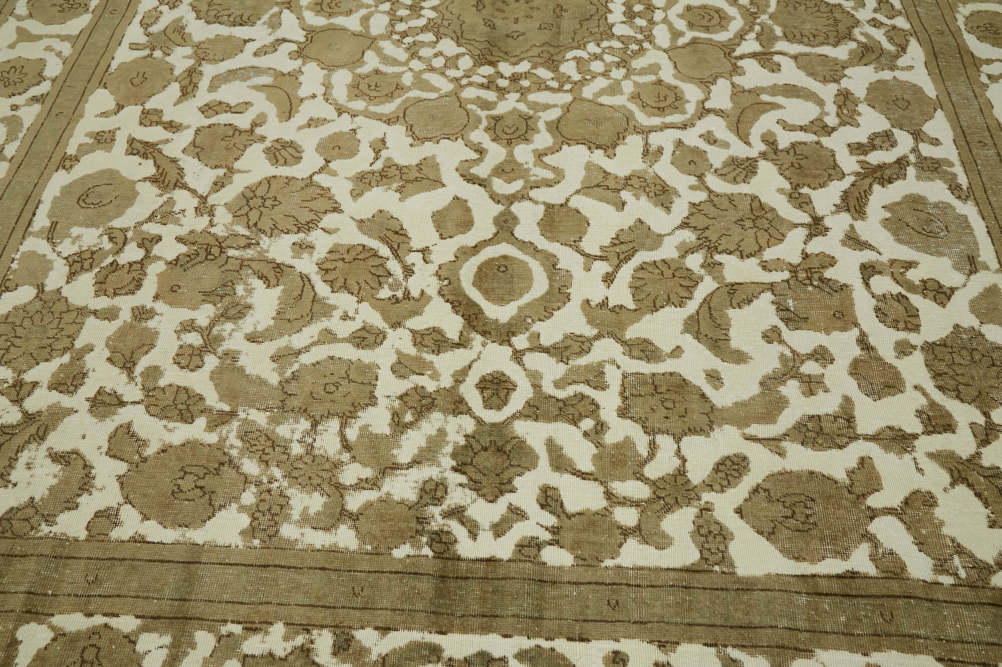 275 cm x 367 cm beige wool carpet