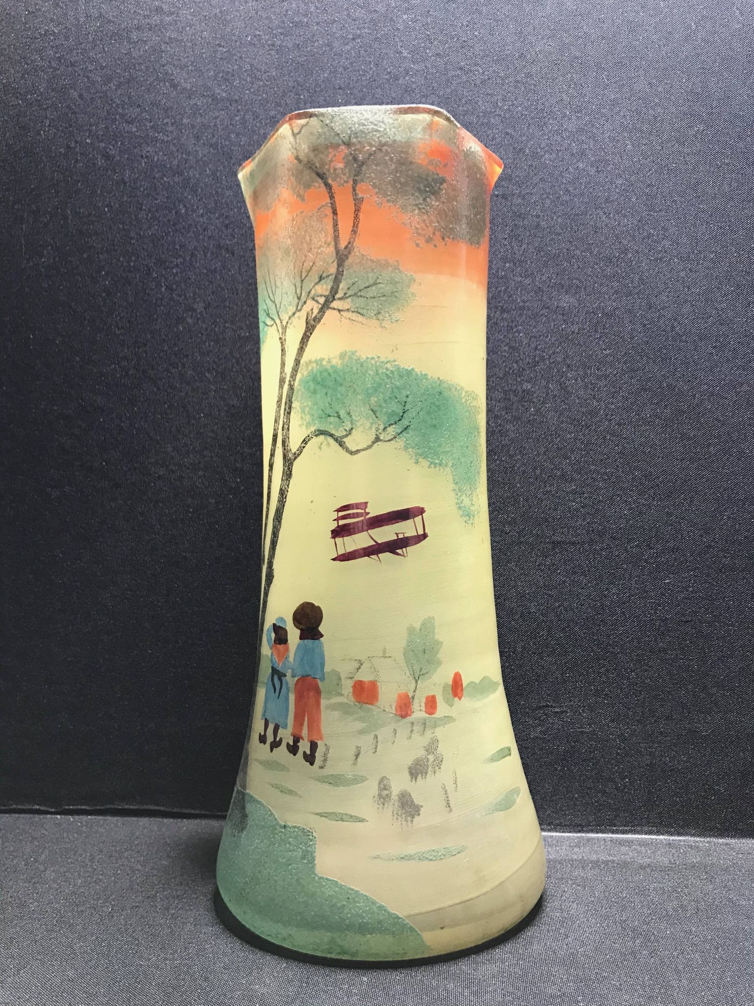 1435 Discreet brand with heel to decipher vase