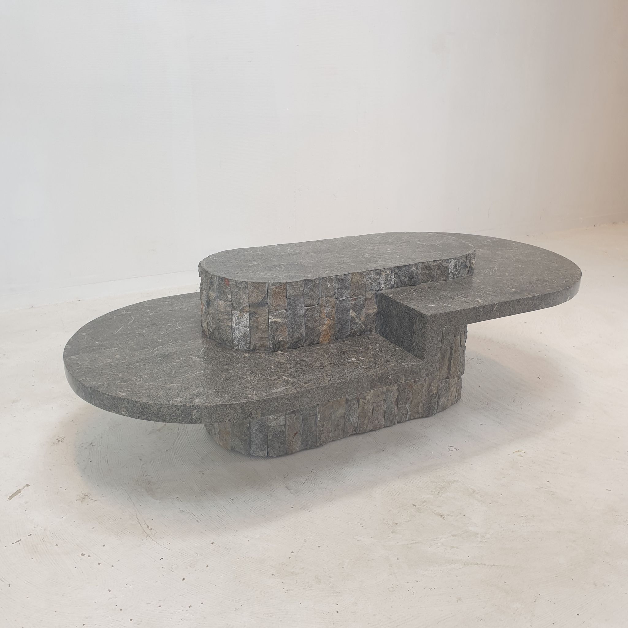 Table basse en pierre fossile, Magnussen Ponte, années 1980