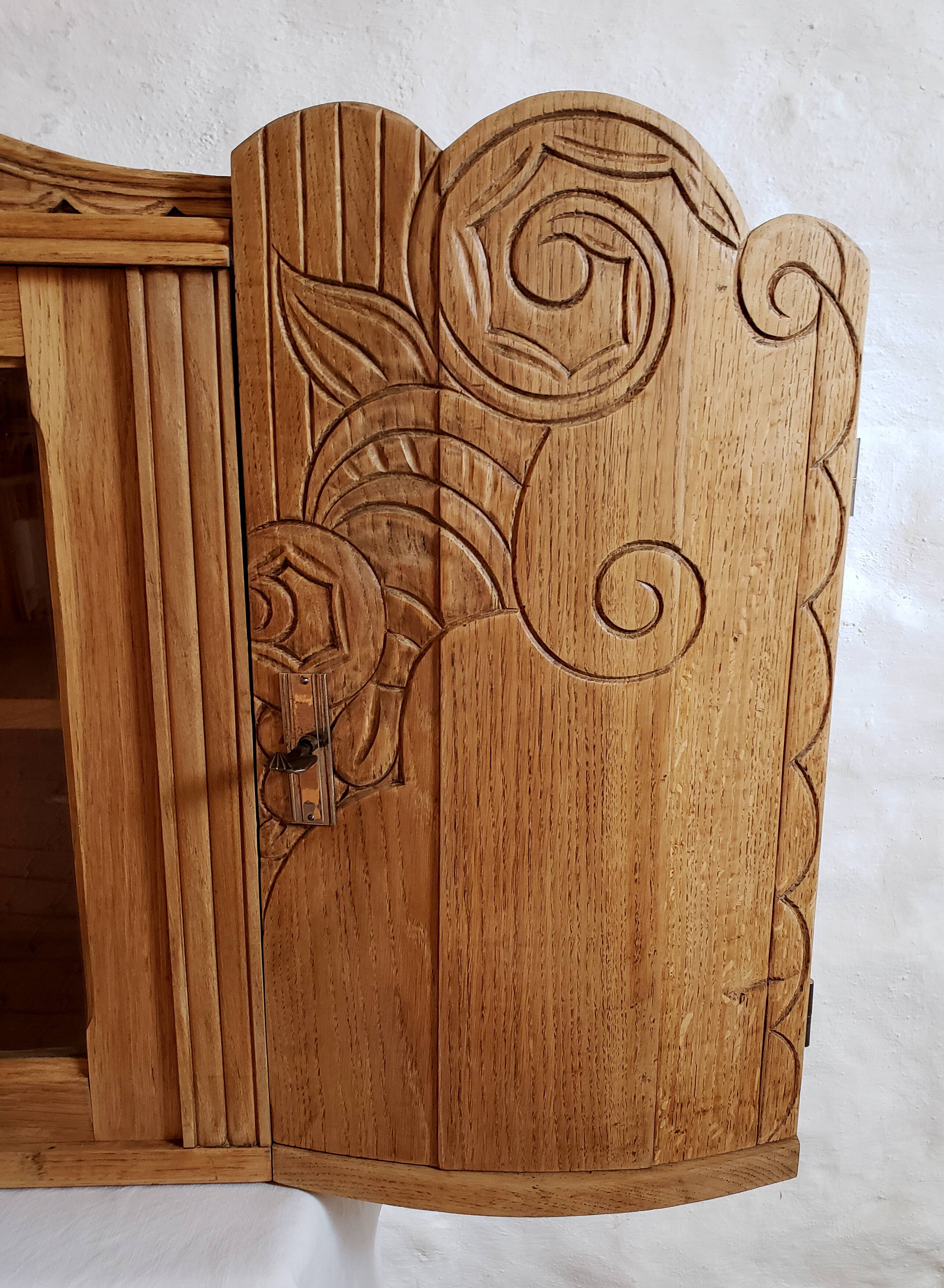 Art-deco wall showcase in raw oak