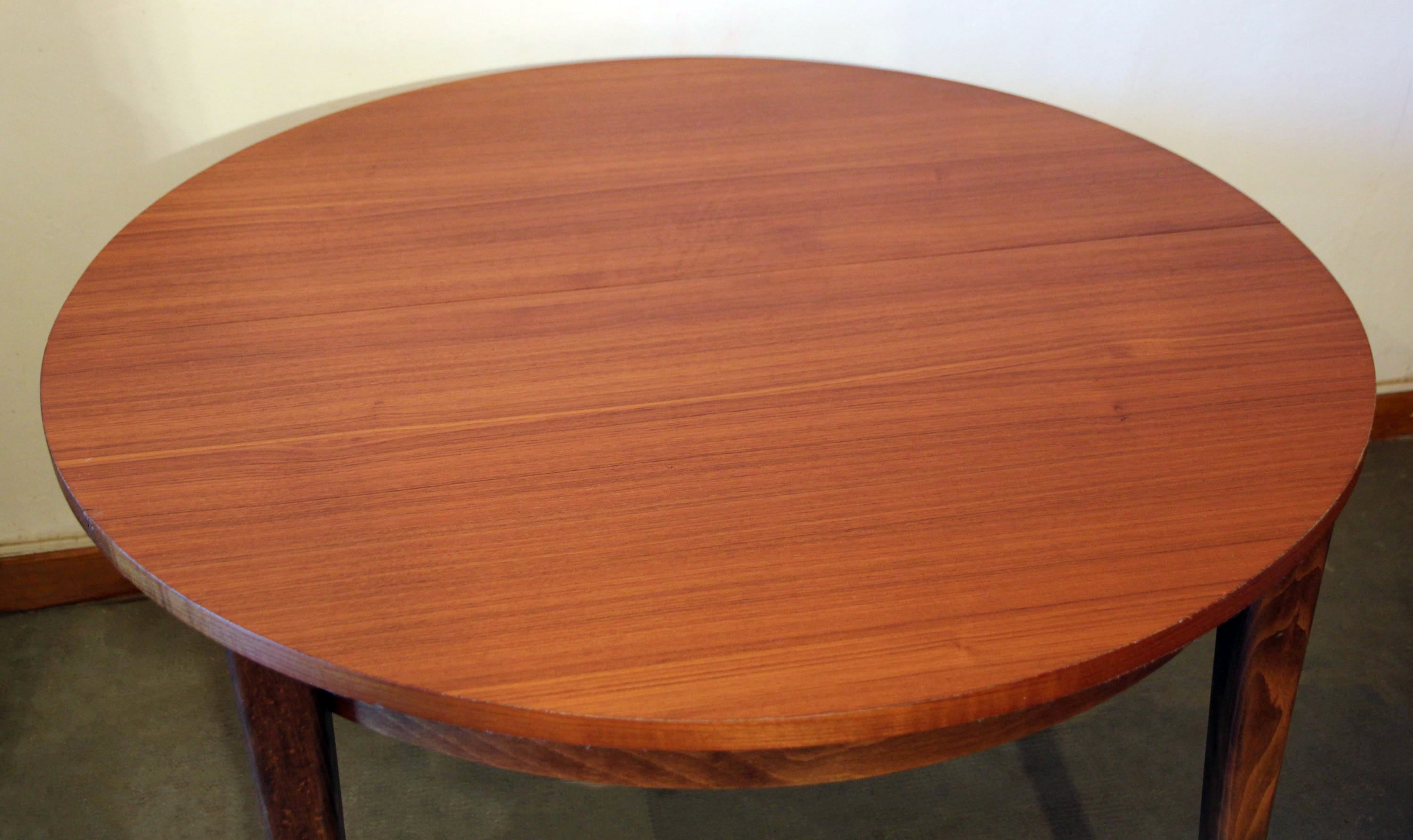 Vintage extendable round table