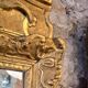Miroir d’époque Régence à fronton en bois sculpté et doré  – XVIIIe
