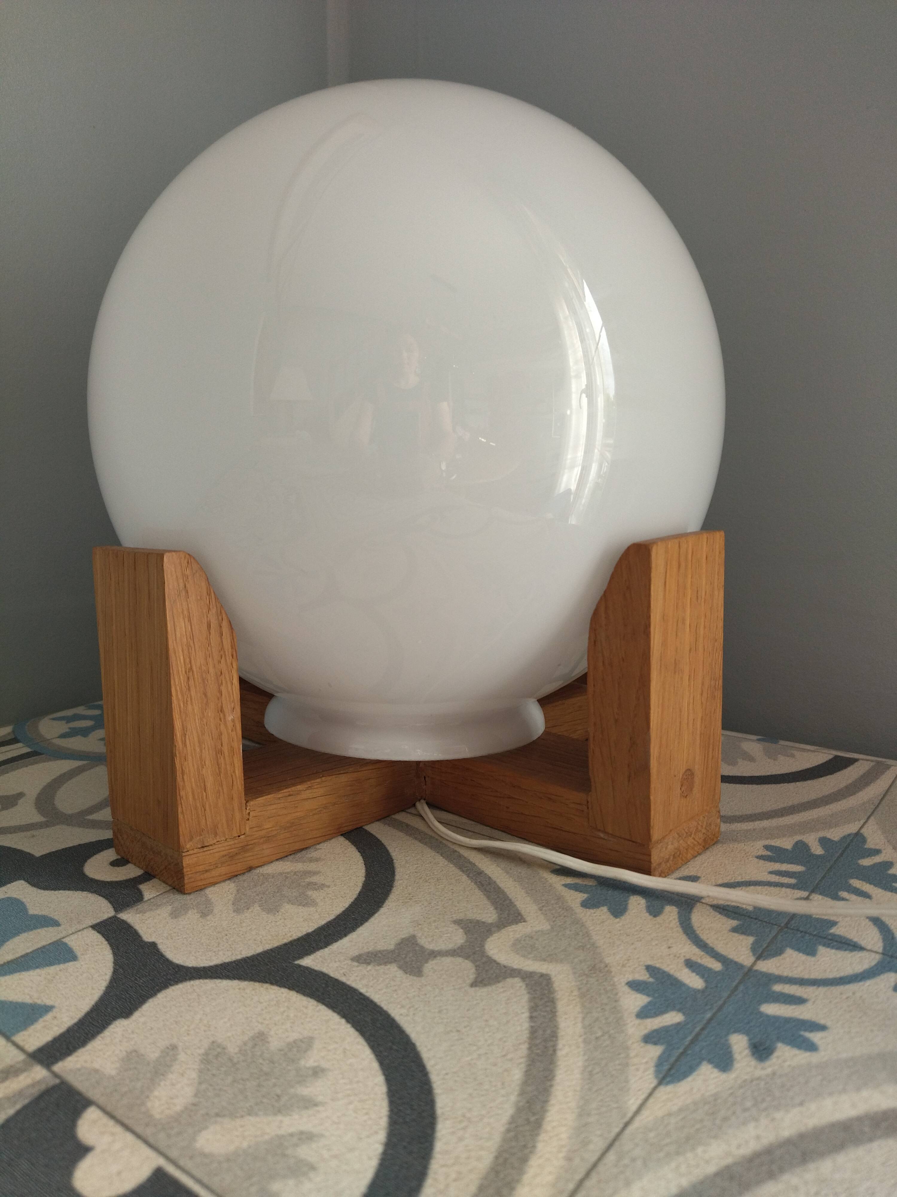 Table lamp in opaline and vintage wood