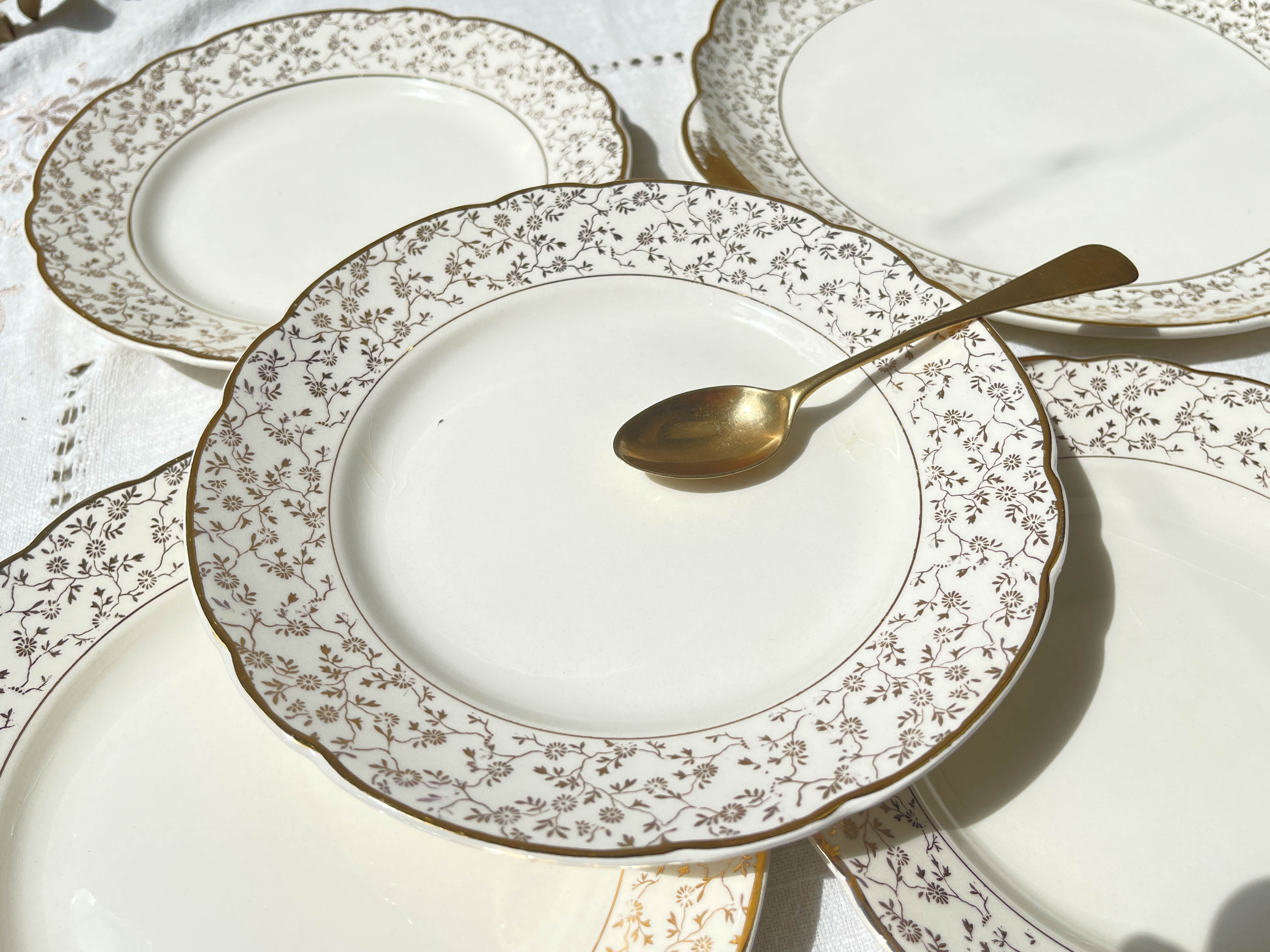Villeroy & Boch dessert service in white porcelain golden flowers