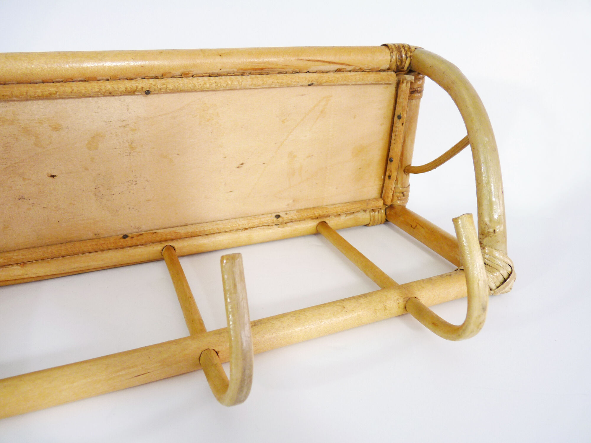 4-patère wall door and shelf. Vintage rattan coat hanger. Year 60