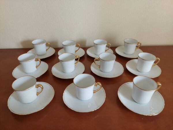 11 tasses et soucoupes Bernardaud Limoges blanches et dorées