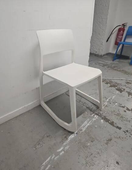 Vitra cafeteria chair - Stackable model, sled base
