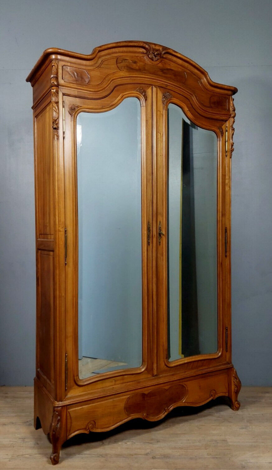 Louis XV wardrobe in walnut with blond patina circa 1880-1900