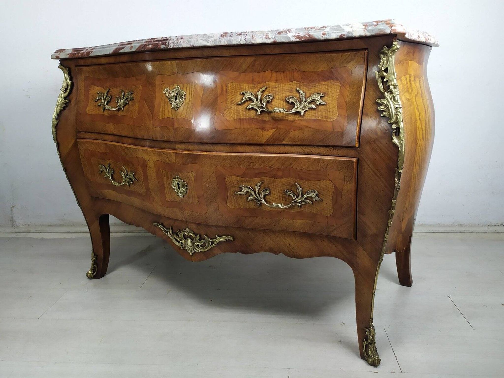 Commode galbé Louis XV