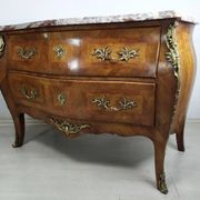 Commode galbé Louis XV
