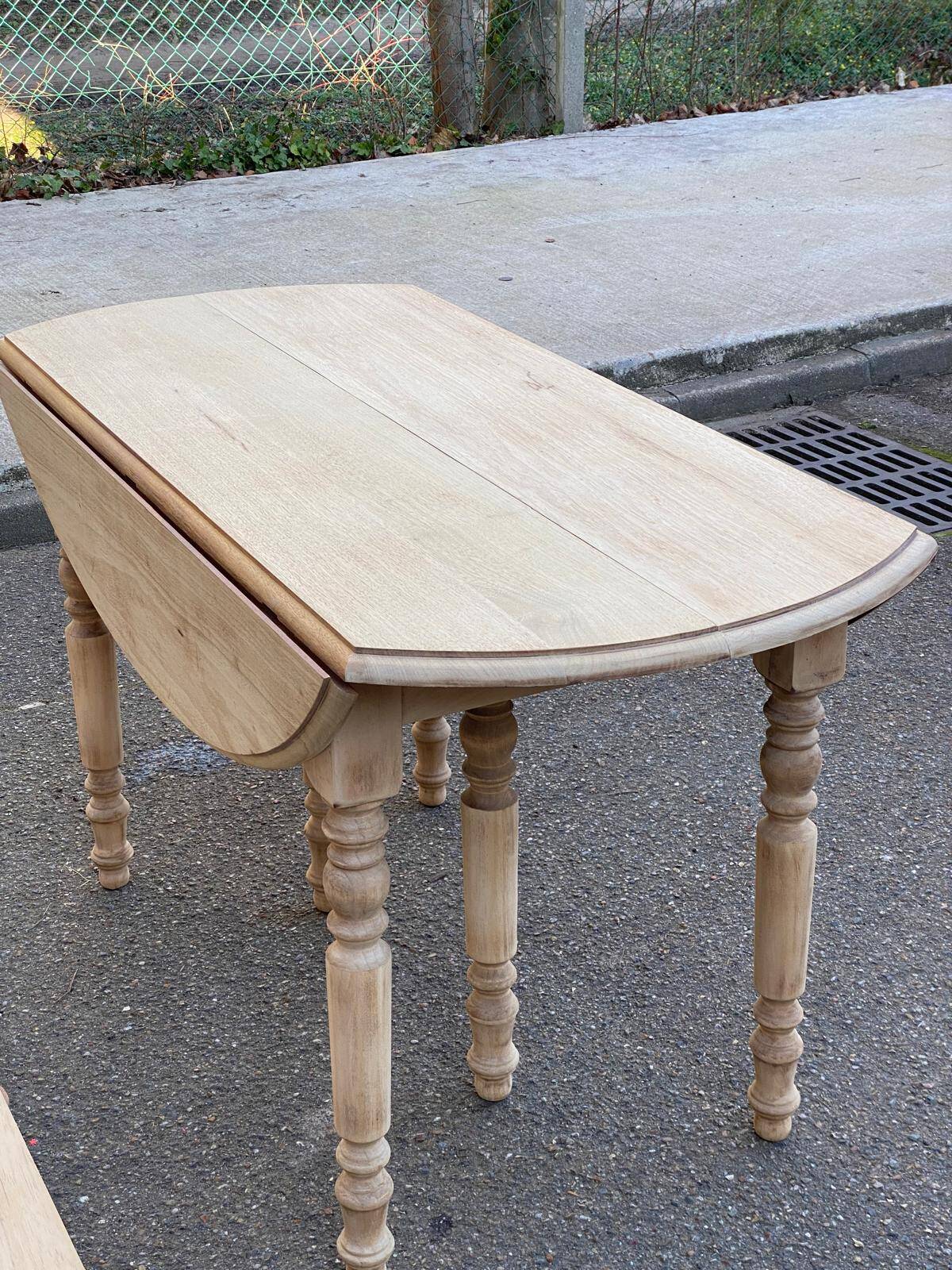 Renovated round extendable dining table with flaps, 6 extensions, 300cm.