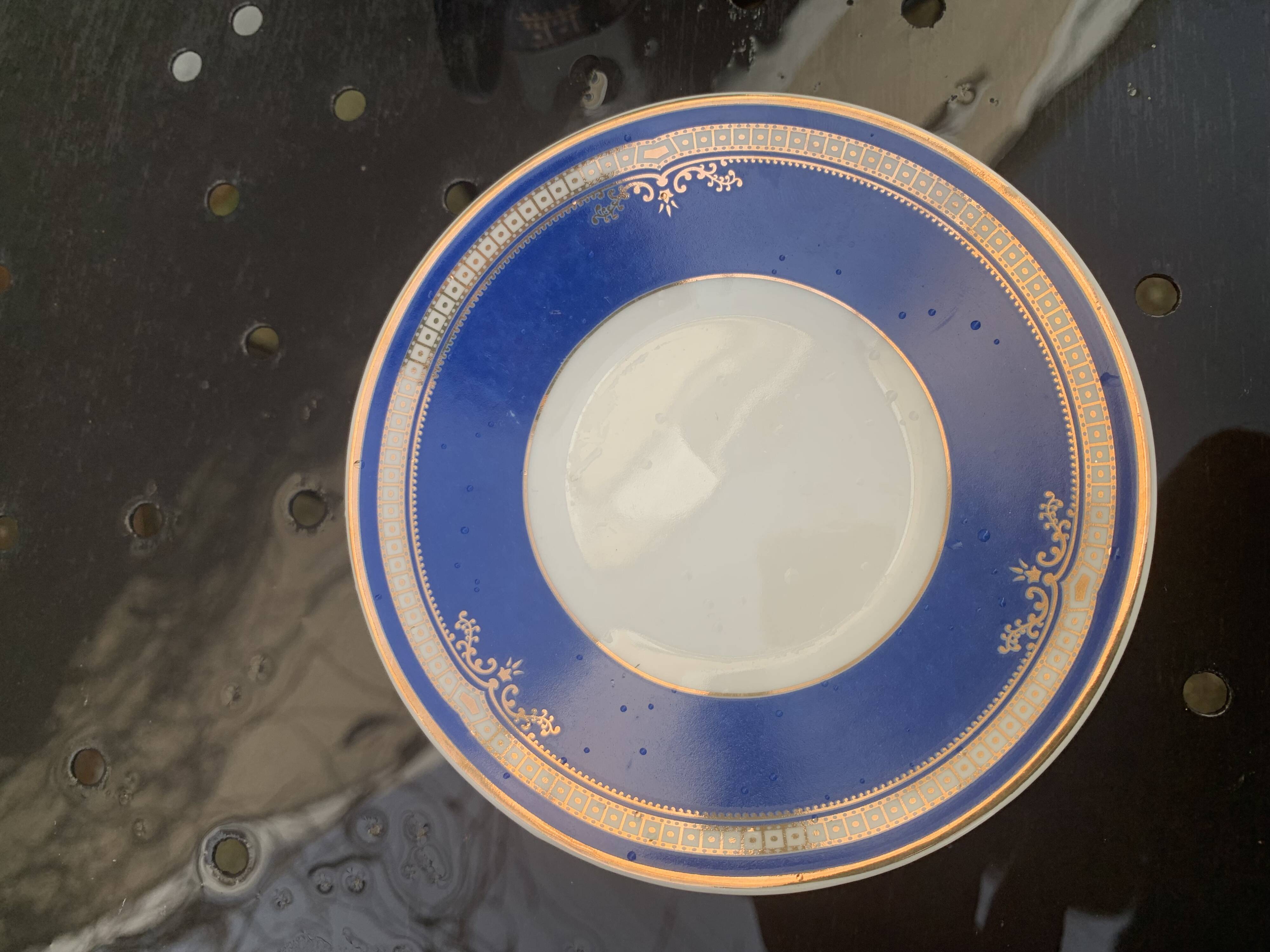 Porcelain coffee service, composed of 12 pieces, 6 cups and 6 saucers, royal blue color