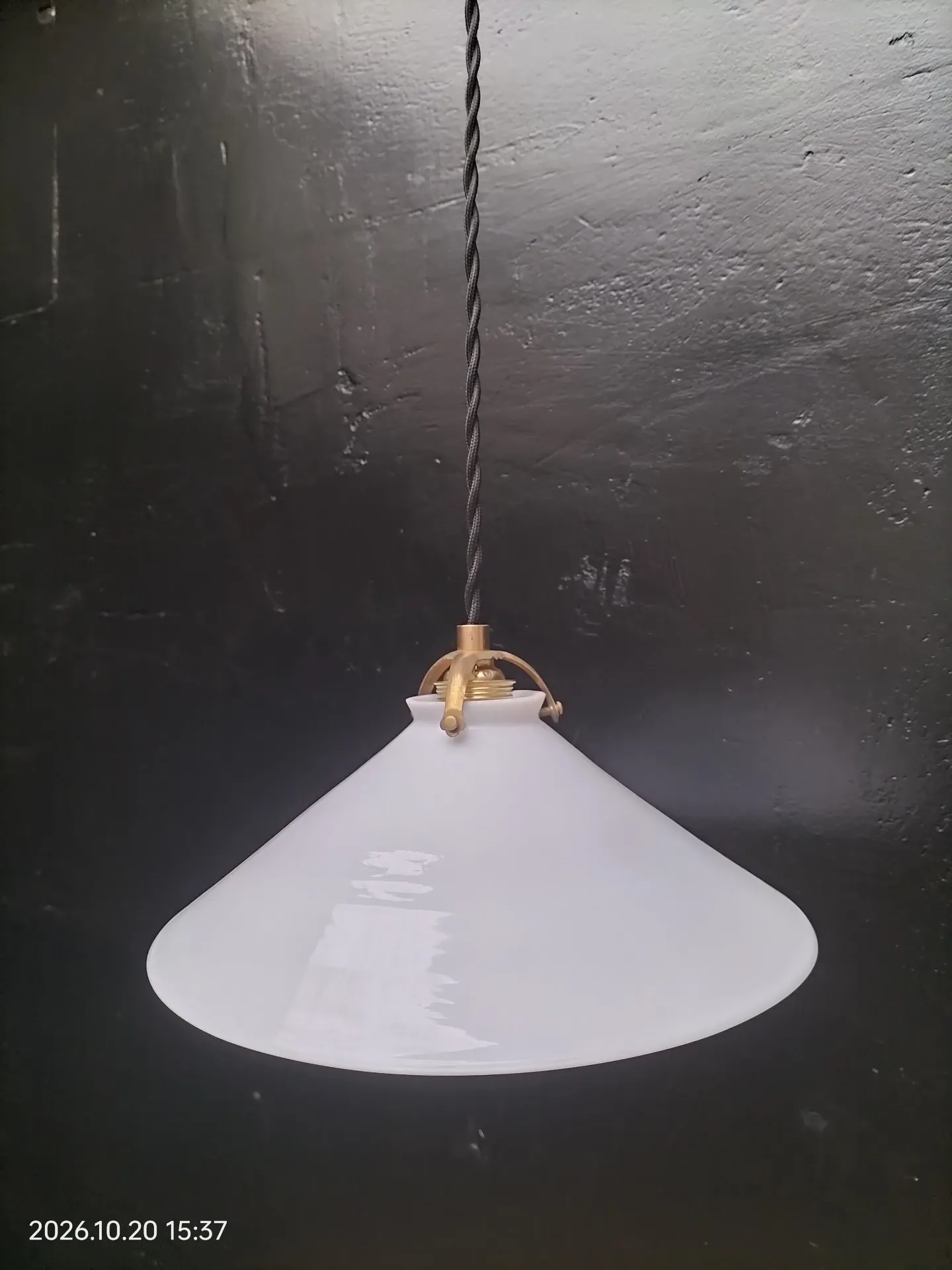 Opaline cone suspension