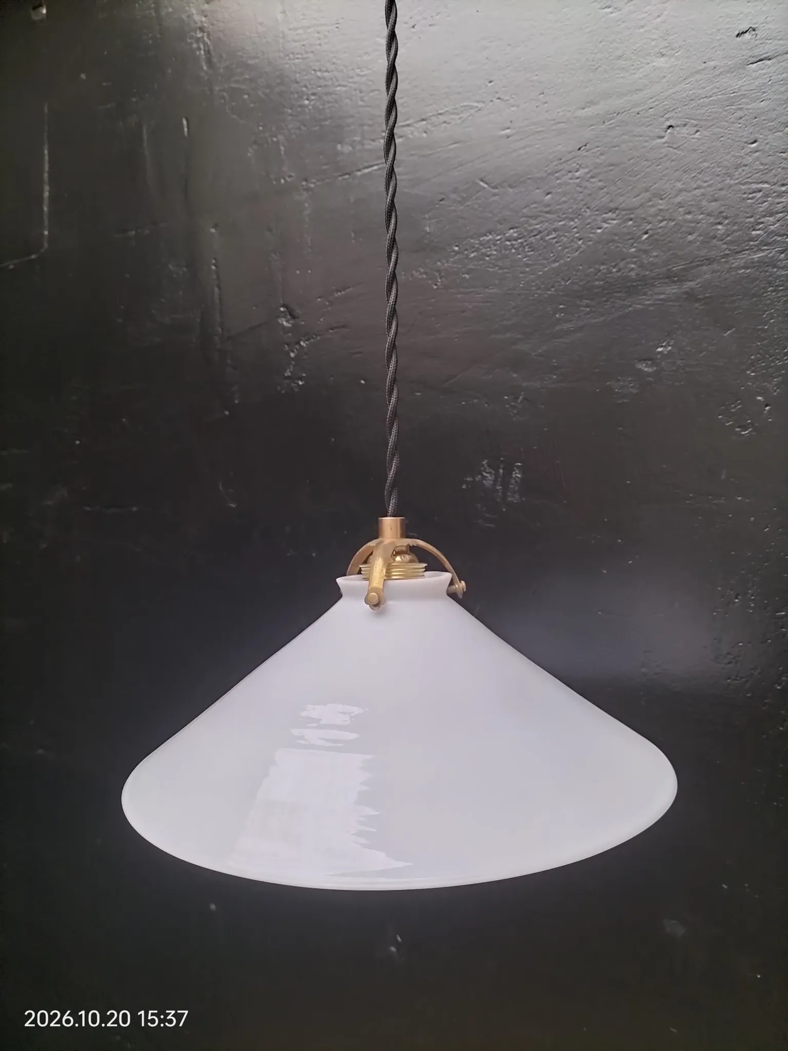 Opaline cone suspension