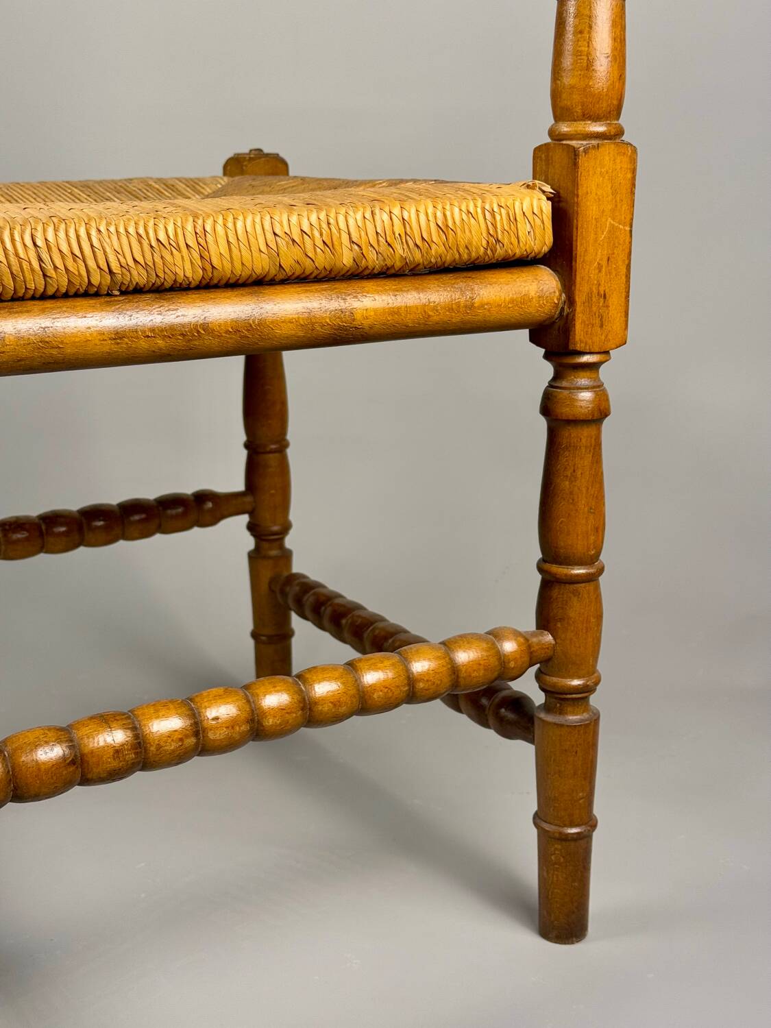 Chaise d'angle vintage en bois avec assise en paille tissée