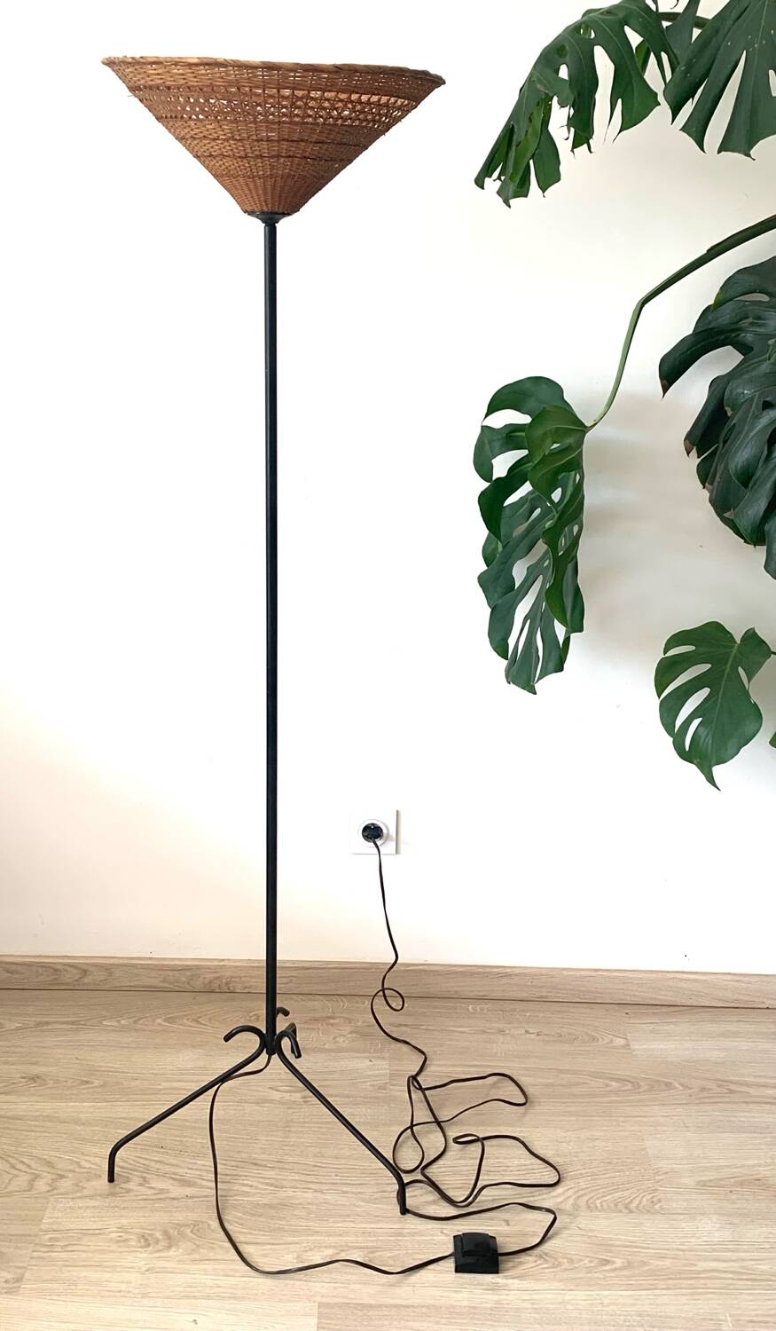 Lampadaire vintage en rotin et métal