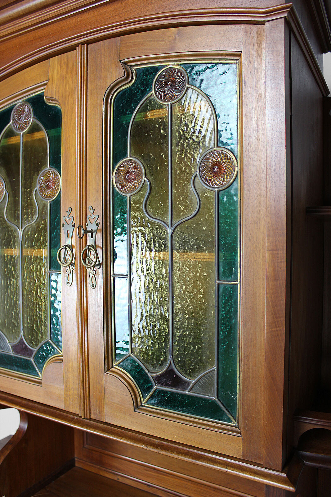 Buffet Art Nouveau en acajou sculpté et vitraux, vers 1900
