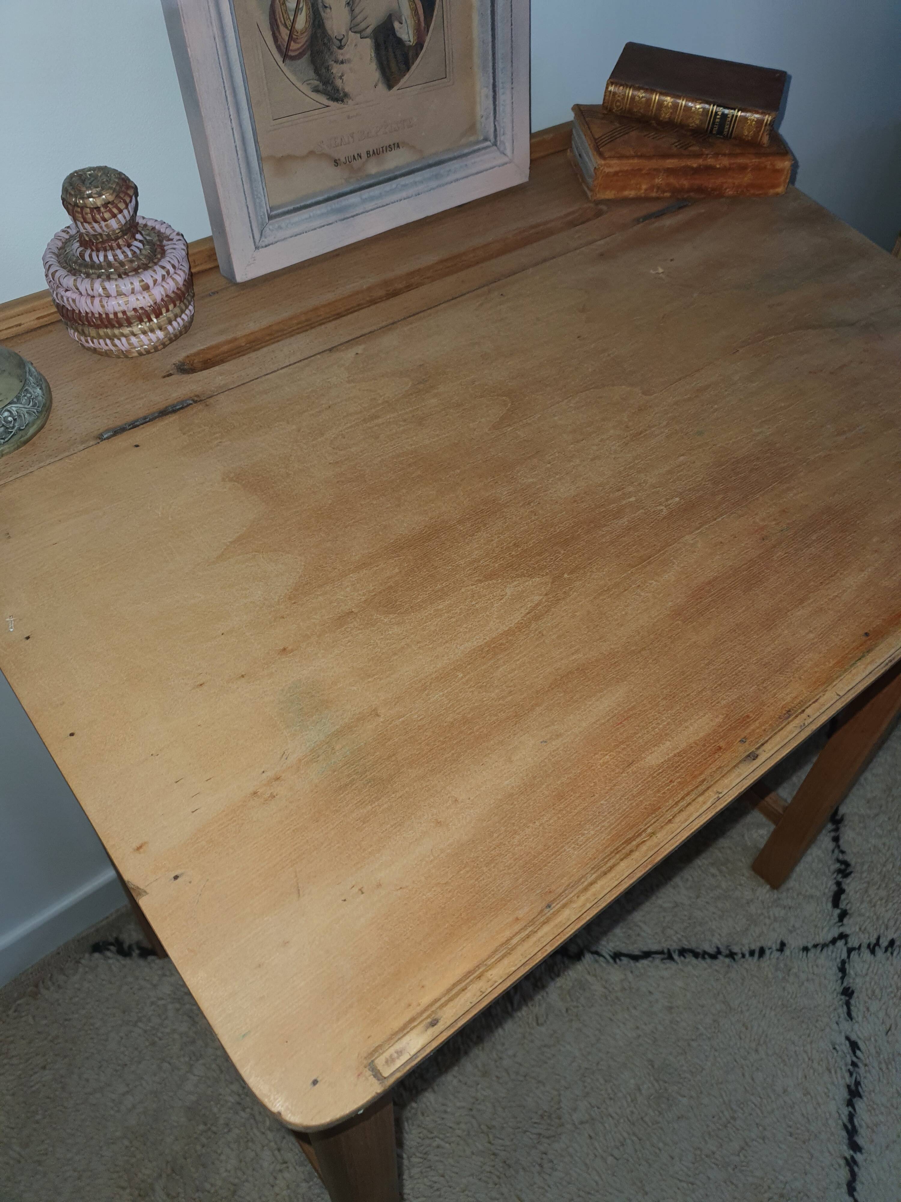 Child desk