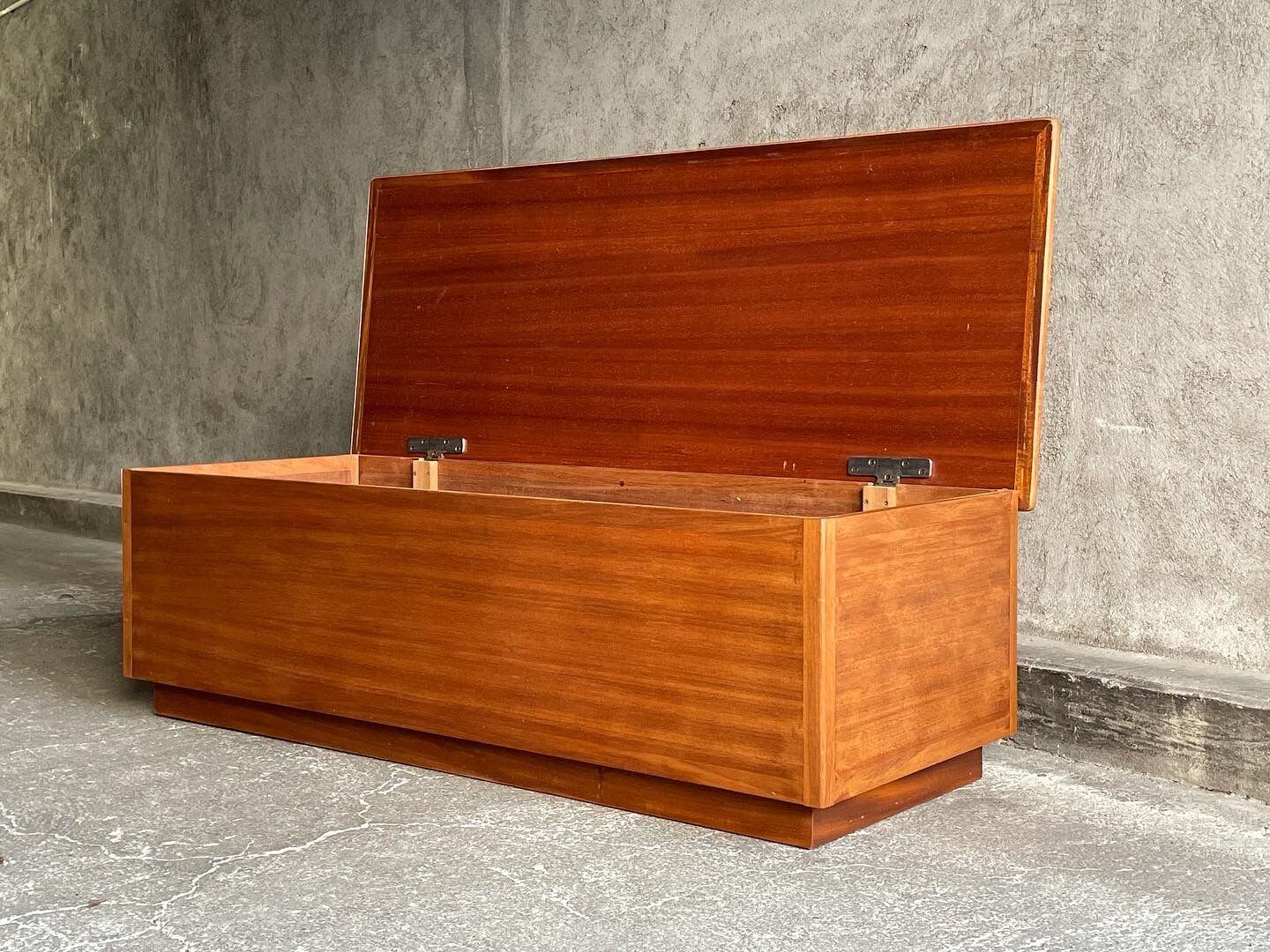Coffre en bois exotique, 1960s