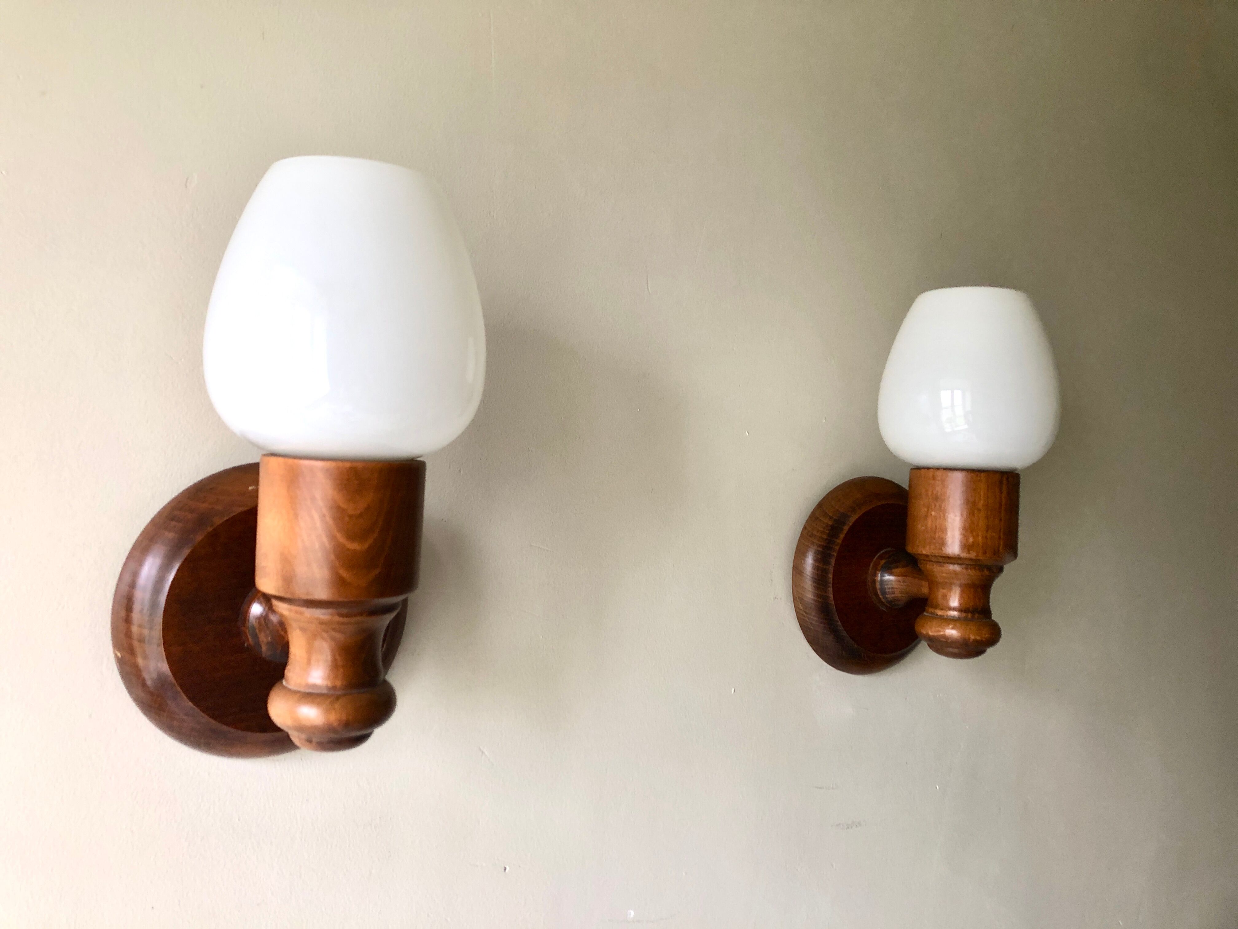 Paire d'appliques 1980 bois et opaline