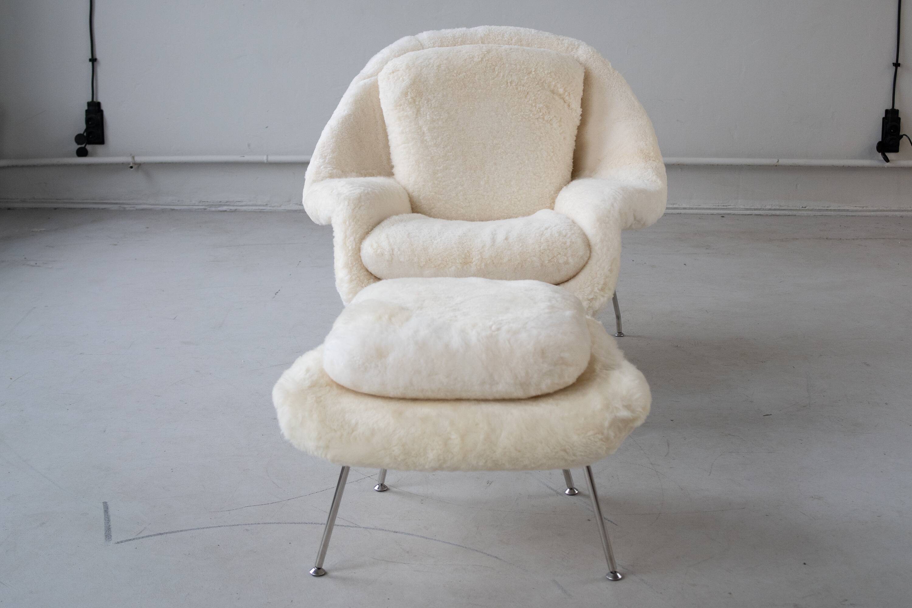 Womb Chair and Ottoman in fluffy white fabric by Eero Saarinen