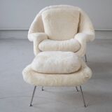 Womb Chair and Ottoman in fluffy white fabric by Eero Saarinen