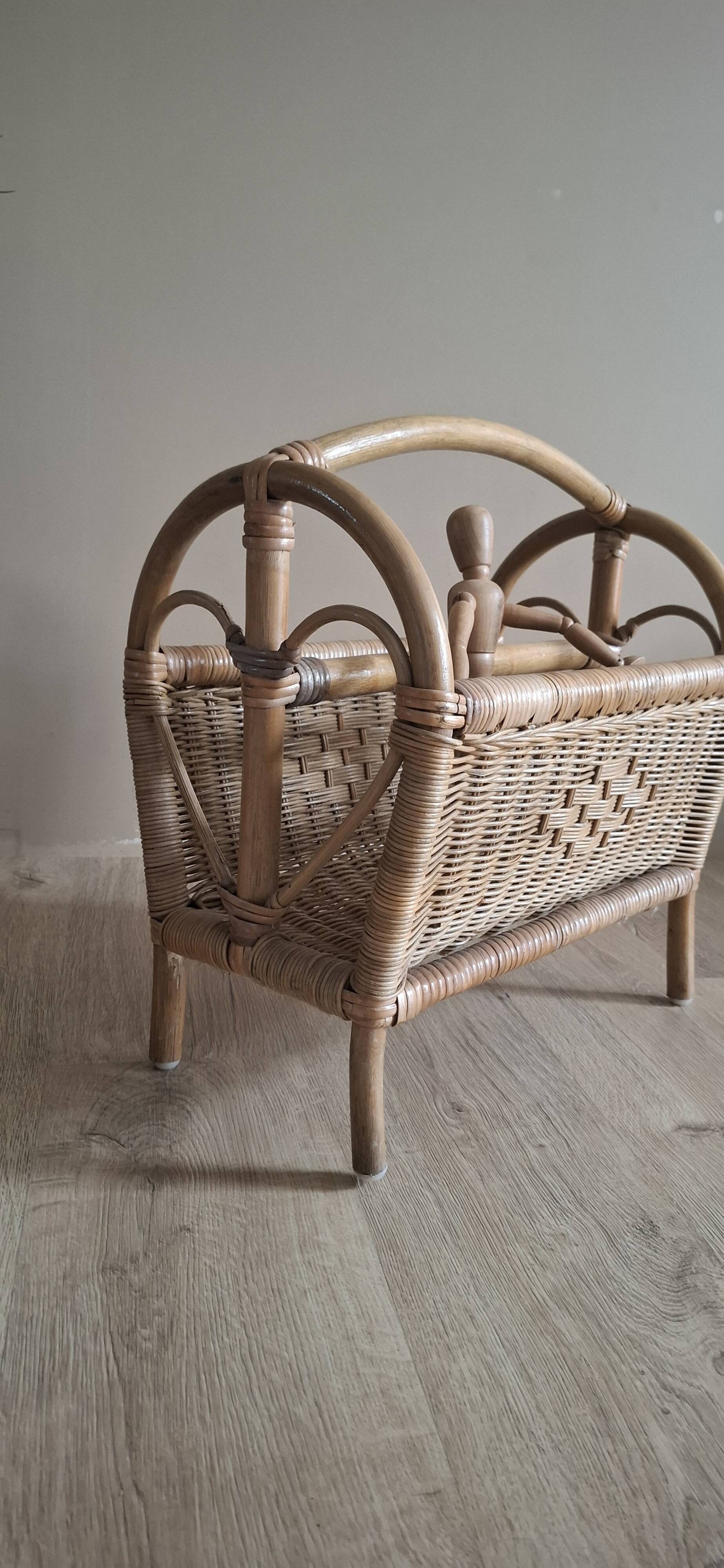 Heart-shaped rattan magazine rack