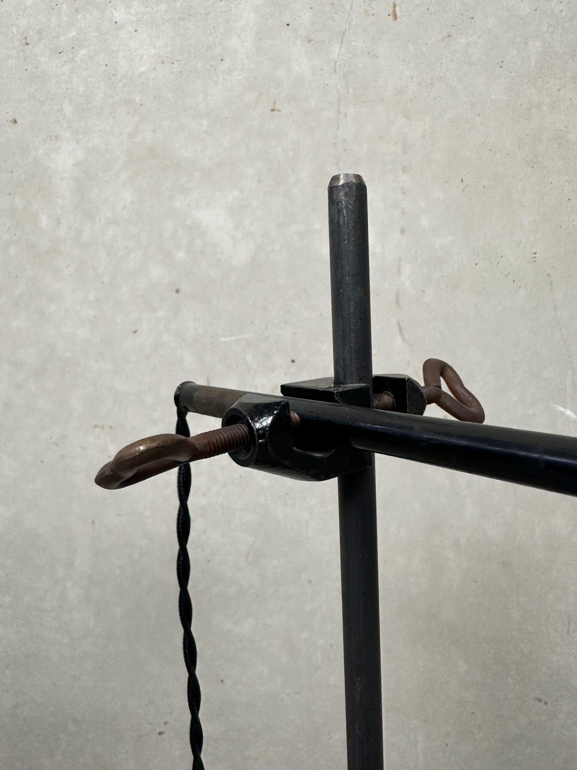 Industrial bakelite table lamp – Singer