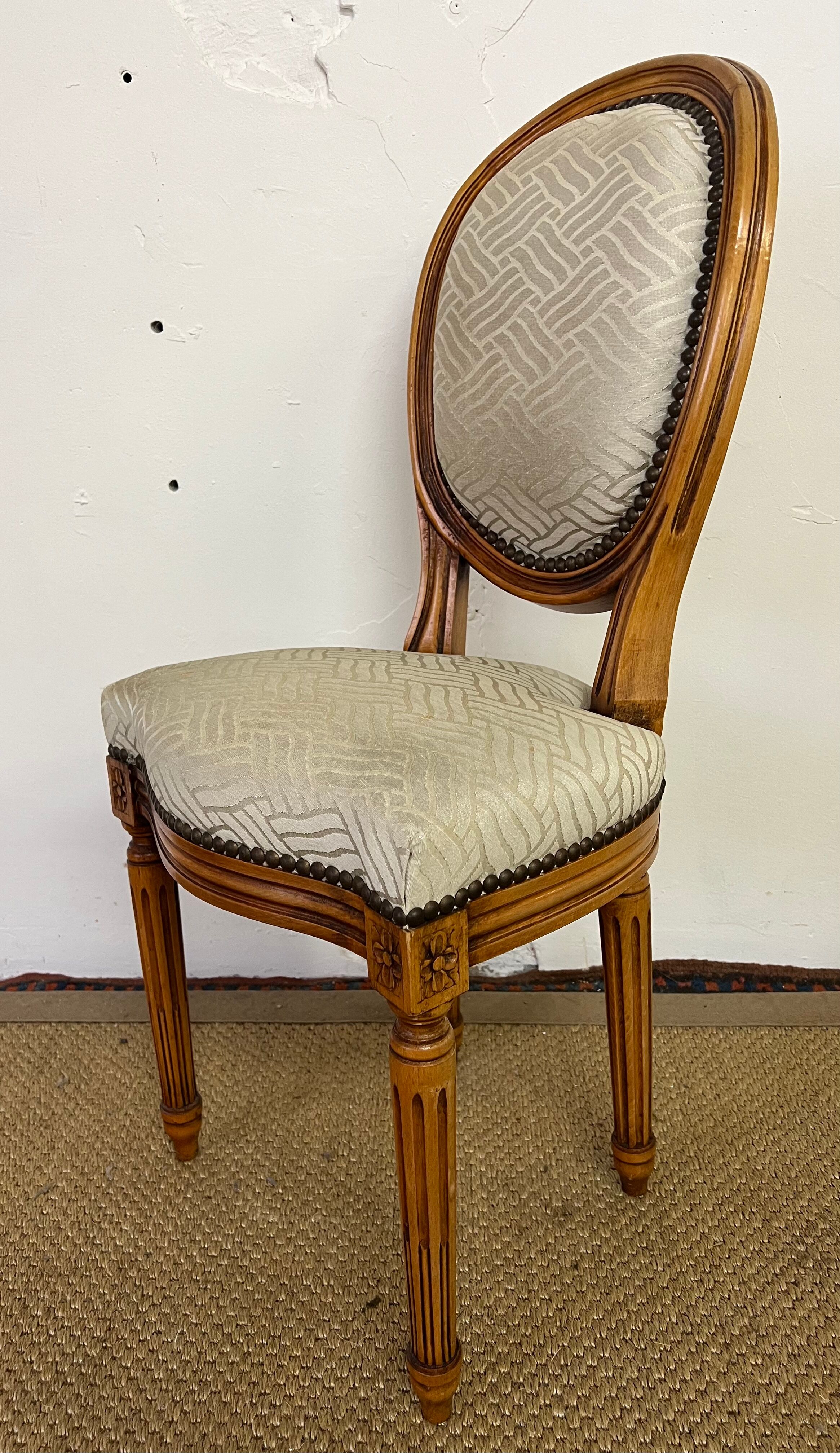 Chaise médaillon de style louis xvi