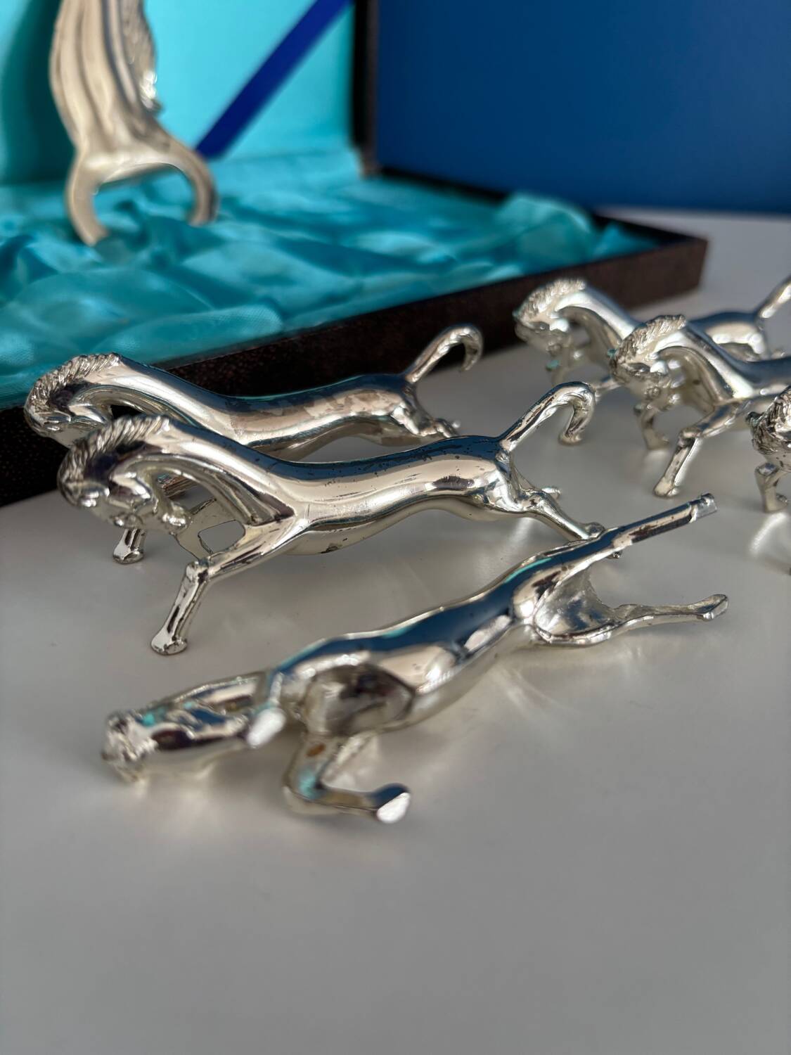 Set of 6 vintage silver metal knife holders and bottle opener, chev design