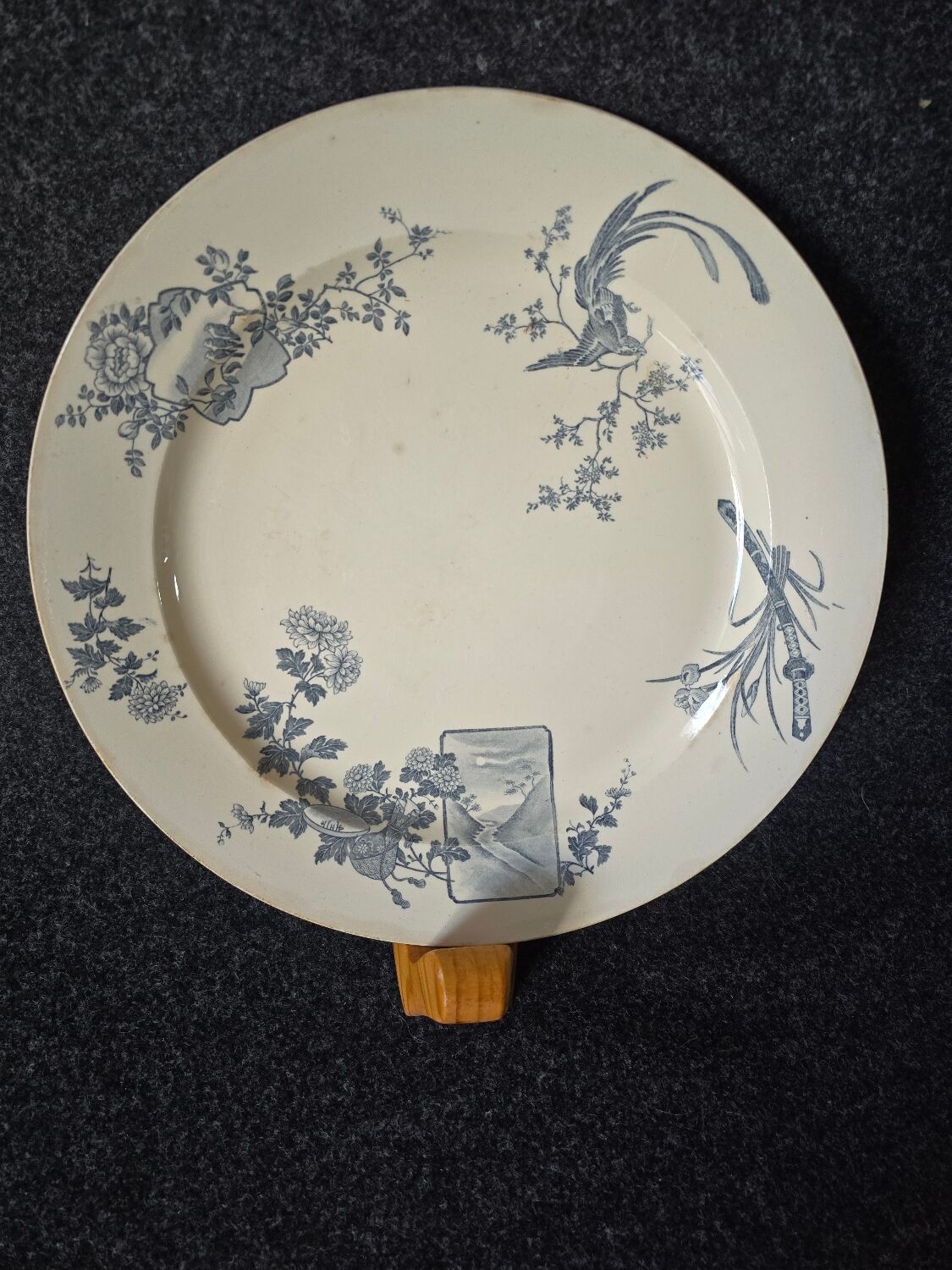 Large decorative plate in the Japanese style, late 19th century.