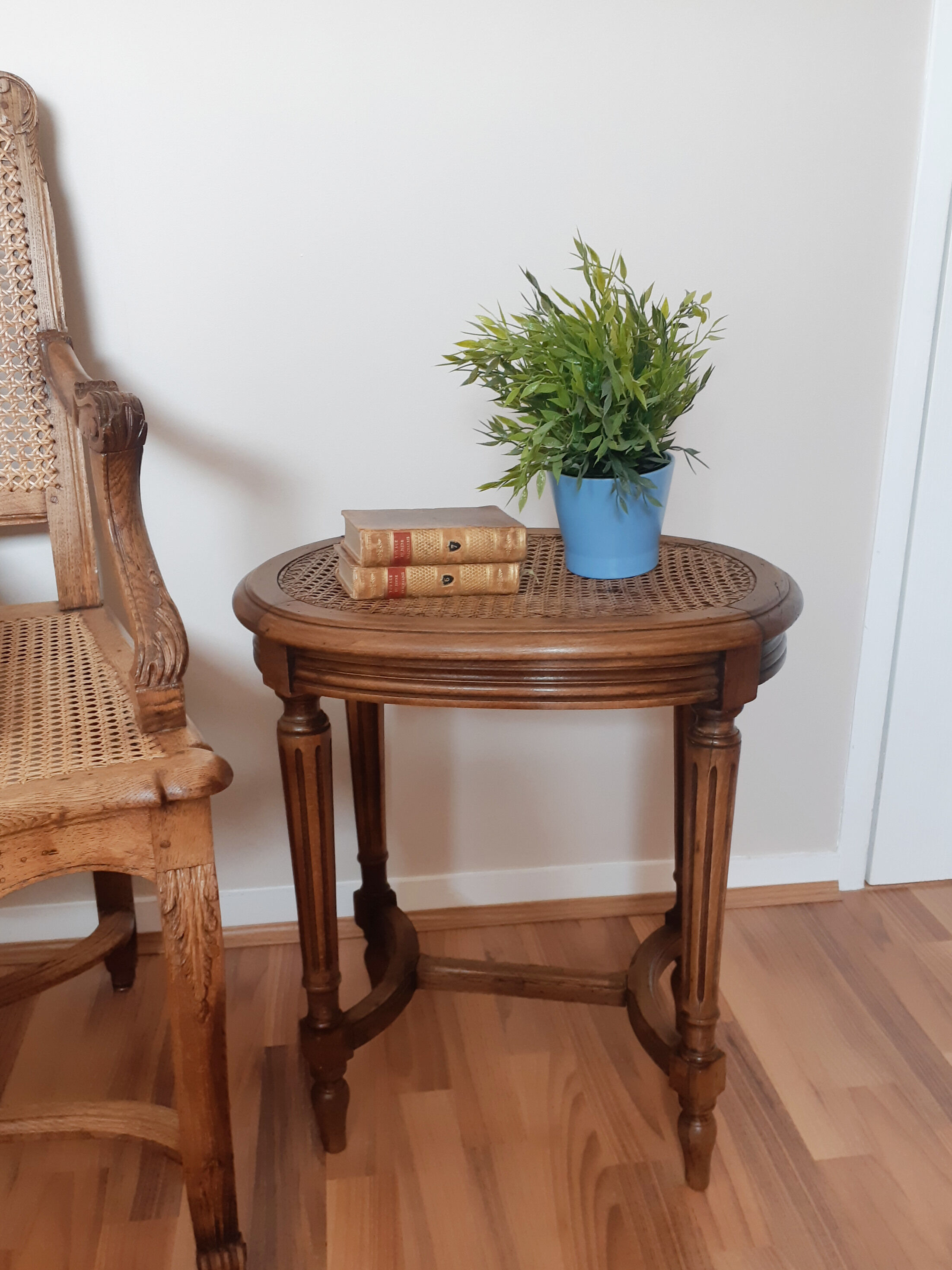 Tabouret de piano en cannage