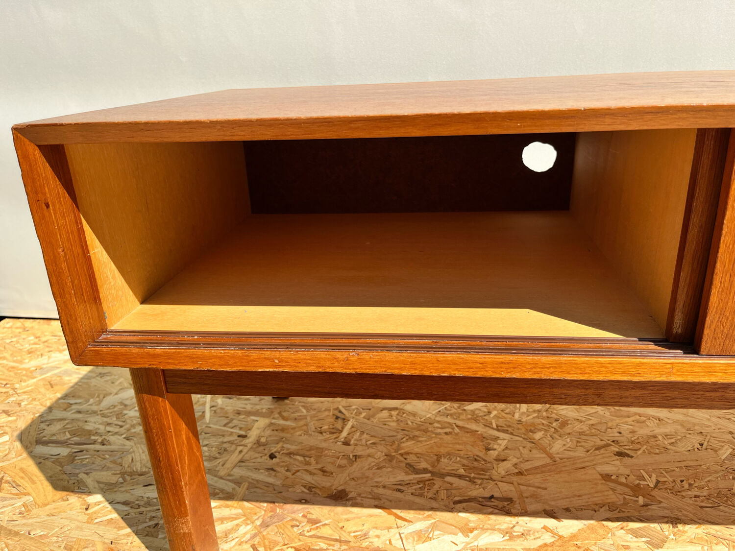 Commode basse à deux portes coulissantes