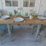 Table de ferme vintage piètement et ceinture réenchantés en vert de gris, plateau bois.