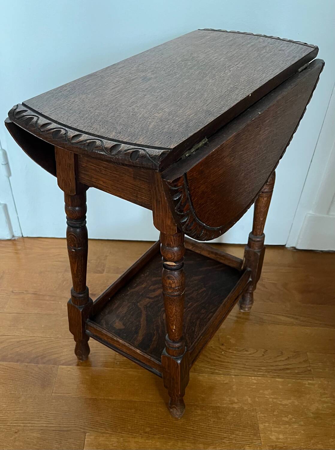 Small side coffee table with flaps