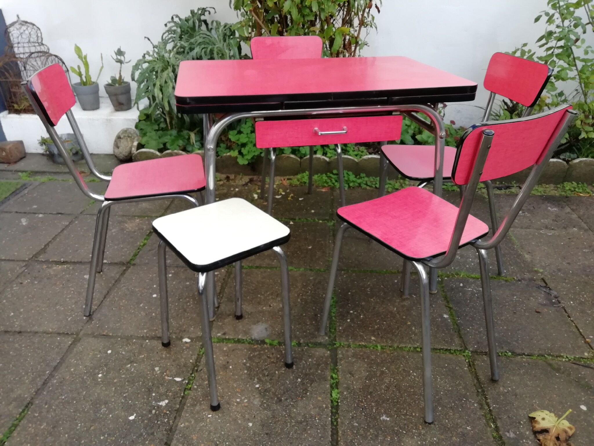 Table and chairs/stabonet in 60s formica