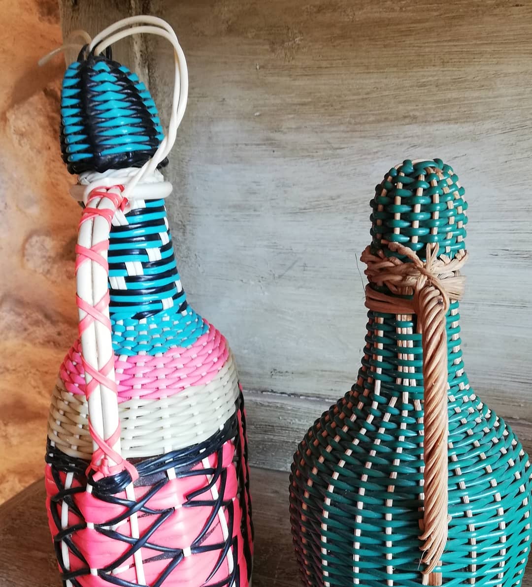Lot de deux bouteilles scoubidou