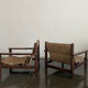 Une paire de fauteuils en osier