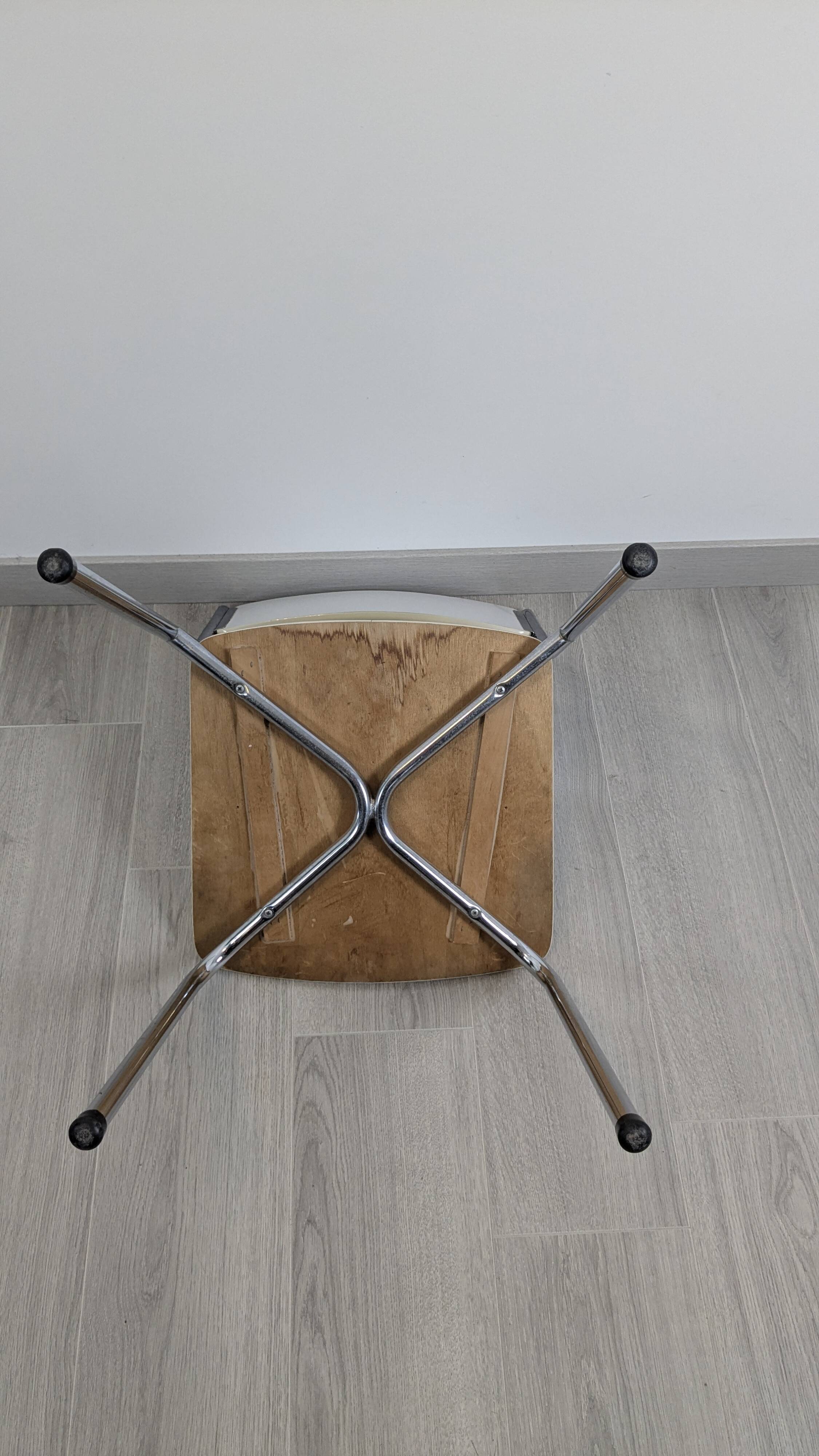 Modernist chair in chrome metal and white laminate, 1960s style.