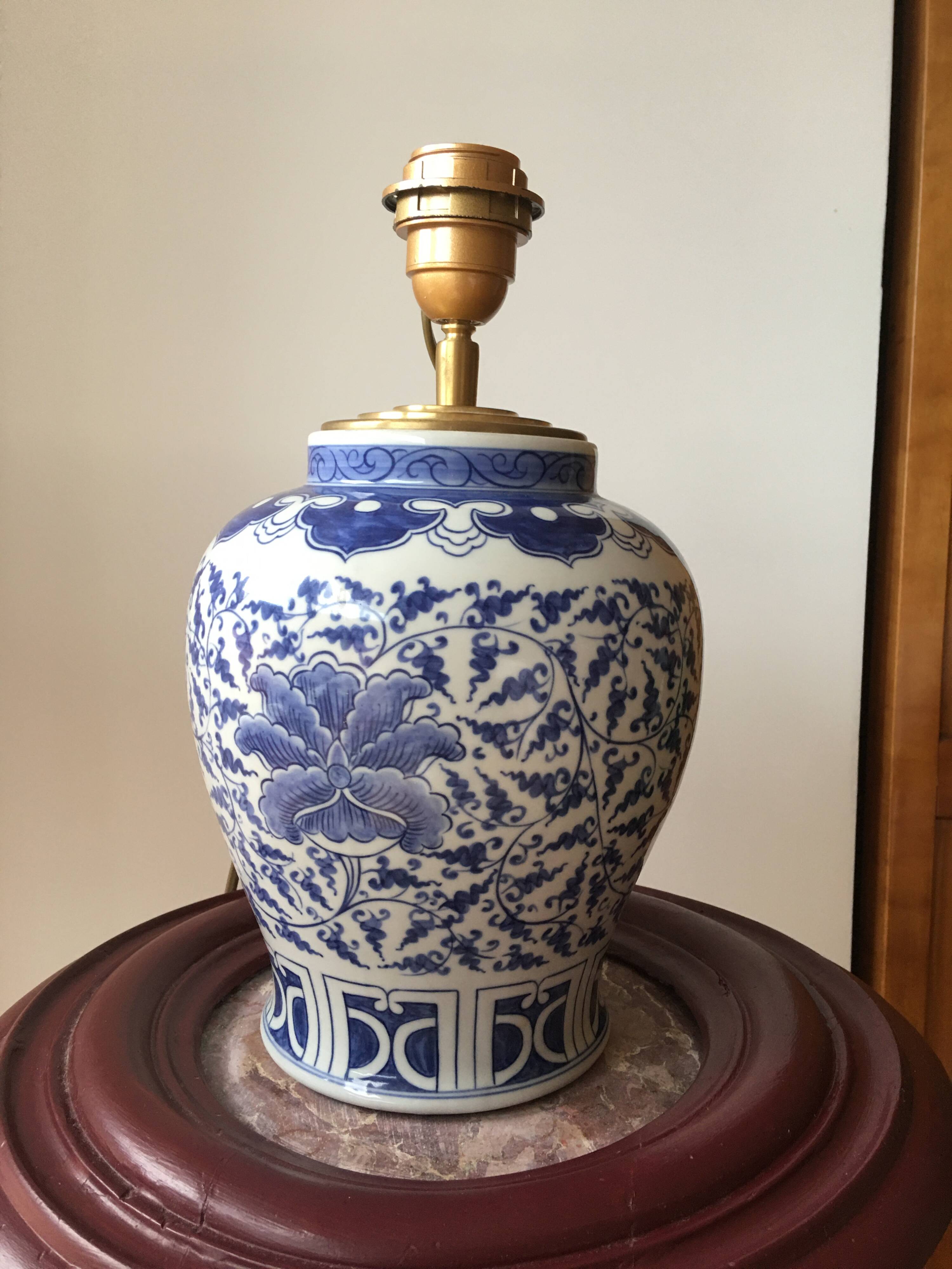Pied de lampe en porcelaine