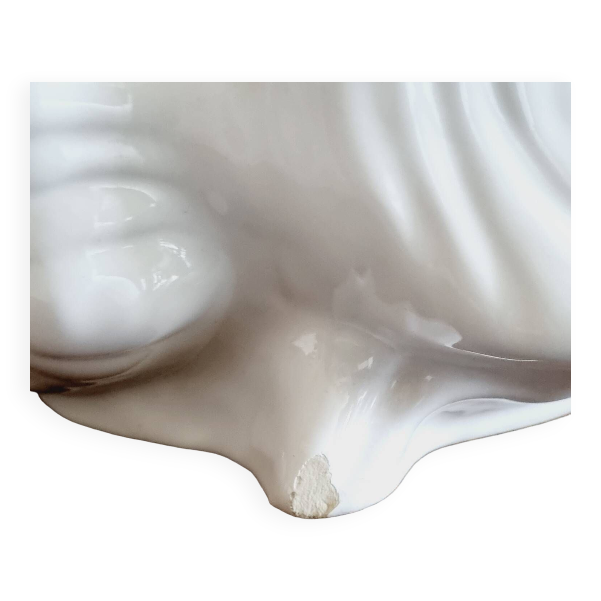 White slip shell pot cover