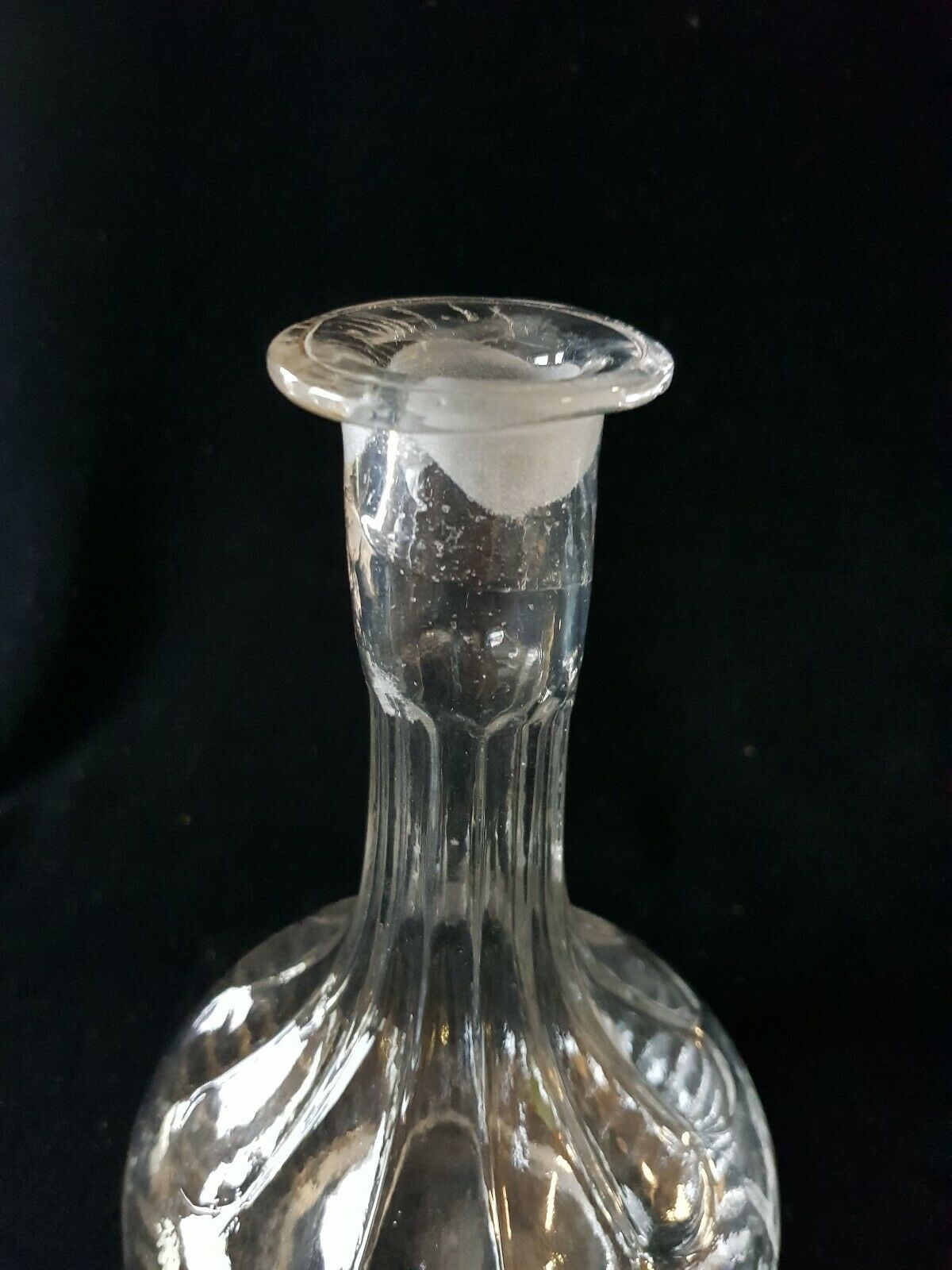 Liquor carafe and its cap