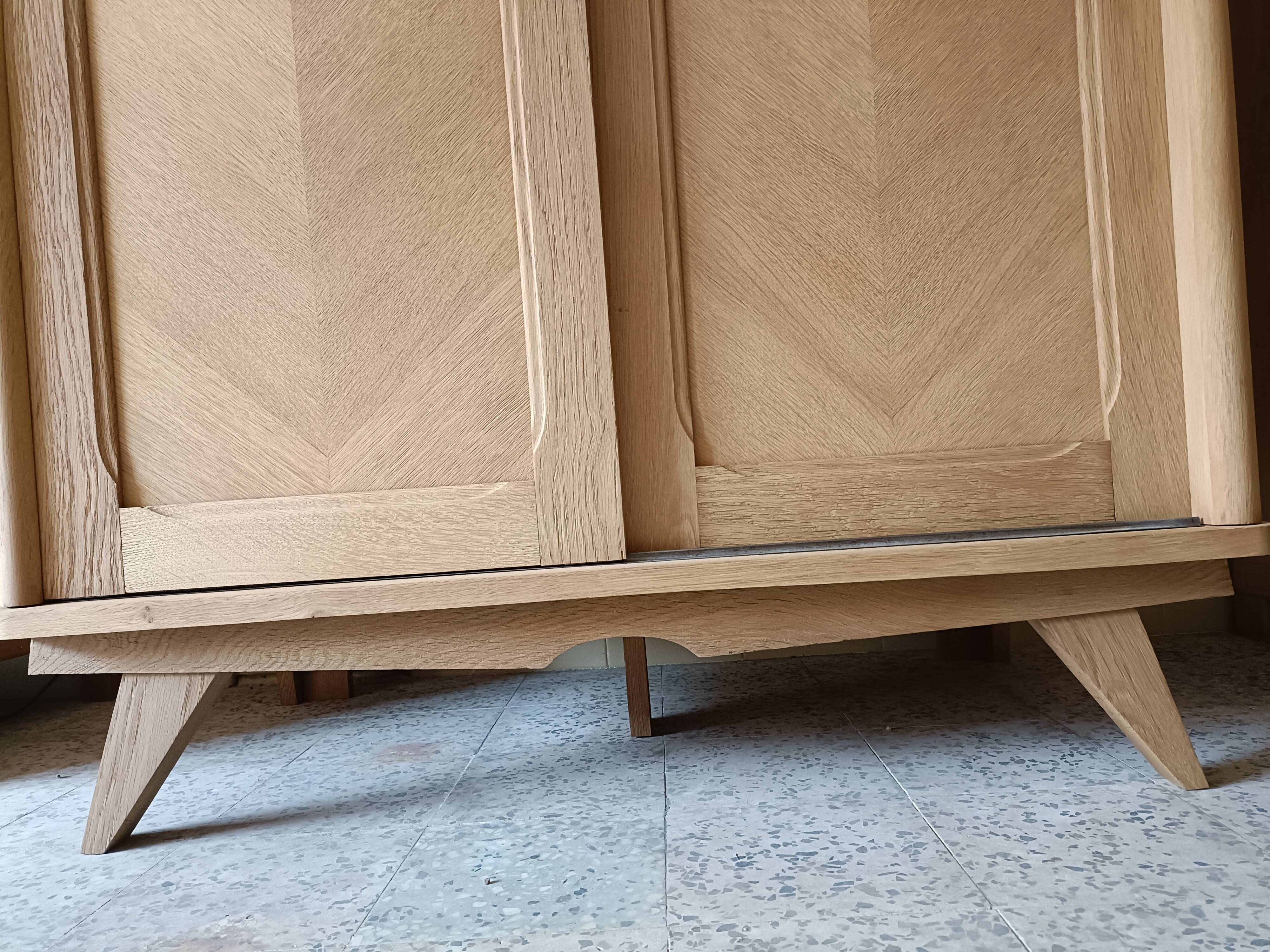 Wardrobe/sliding doors and tapered legs